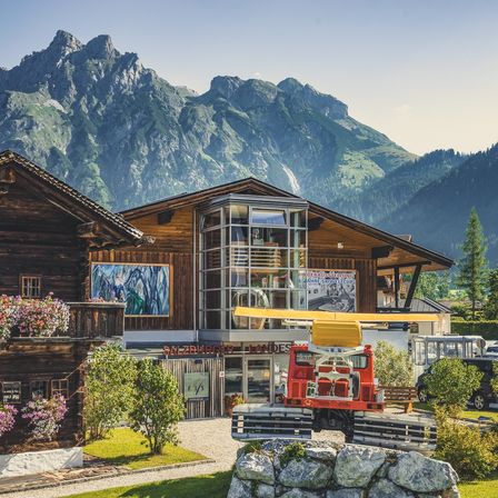 Bild enthält, Nature, Outdoors, Scenery, Mountain Range, Peak, Car, Housing, Fir, Tree, Countryside