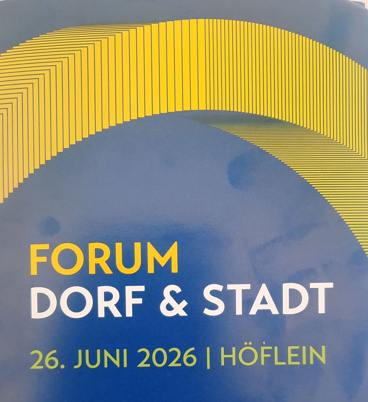 Ein Poster für das Forum Dorf & Stadt Event, geplant für den 26. Juni 2026 in Hoflein. Das Design zeigt ein gelbes Bogenmuster auf blauem Hintergrund.