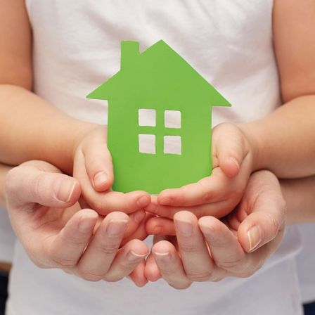 Bild enthält, Clothing, T-Shirt, Symbol, Body Part, Hand, Person