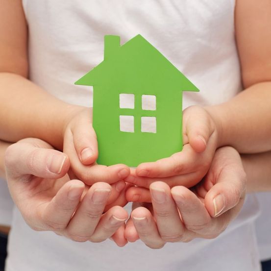 Bild enthält, Clothing, T-Shirt, Symbol, Body Part, Hand, Person