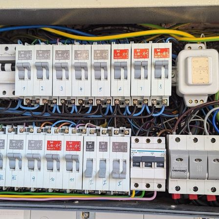 Bild enthält, Electrical Device, Switch, Wiring, Electronics, Hardware, Computer, Server