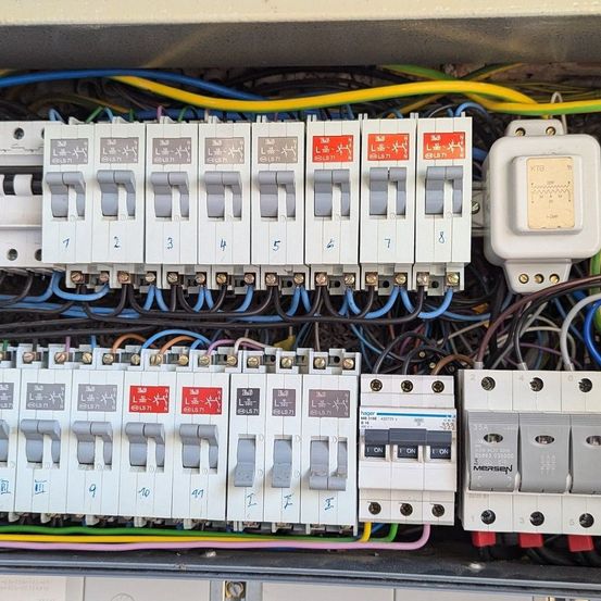 Bild enthält, Electrical Device, Switch, Wiring, Electronics, Hardware, Computer, Server