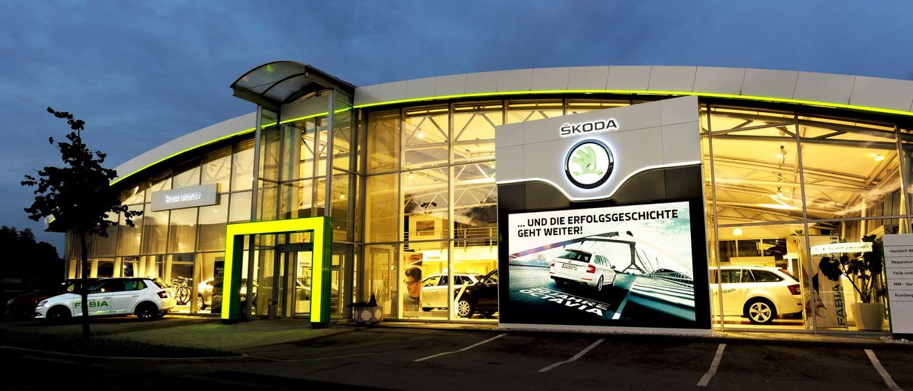 Bild enthält, Car, Car Dealership, Vehicle, Person, Bicycle, Shopping Mall, Wheel