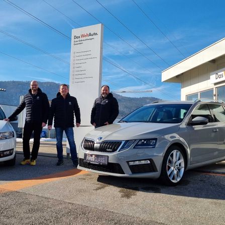 Bild enthält, Chair, Car, Vehicle, Shoe, Glasses, Person, Car Dealership, Adult, Male, Man