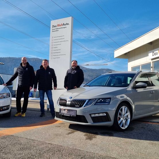 Bild enthält, Chair, Car, Vehicle, Shoe, Glasses, Person, Car Dealership, Adult, Male, Man