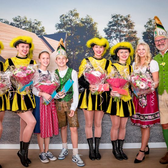 Bild enthält, Adult, Female, Person, Woman, Flower Arrangement, Costume, Skirt, Wristwatch, Groupshot, People