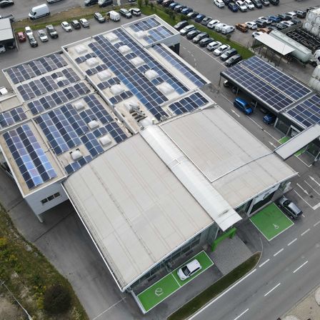 Bild enthält, Outdoors, Aerial View, Electrical Device, Transportation, Truck, Vehicle, Solar Panels, Car
