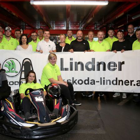 Bild enthält, People, Person, Helmet, Adult, Female, Woman, Shoe, Kart, T-Shirt, Man