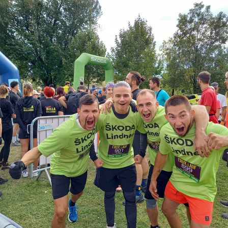 Bild enthält, Grass, Park, Glove, Shoe, People, Person, T-Shirt, Hat, Adult, Man