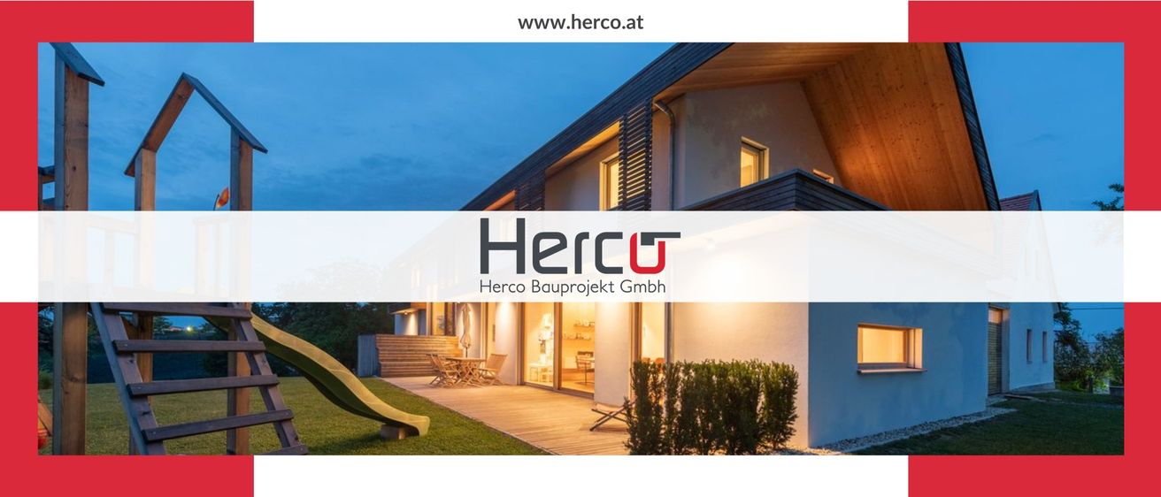 Ein Abendbild eines modernen Hauses mit beleuchteten Fenstern, einem Balkon und einer Holzterrasse. Ein Rutschbrett ist auf dem Rasen. Das Firmenlogo Herco Bauprojekt GmbH ist zu sehen.