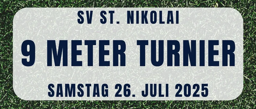 Plakat für ein Fußballturnier auf einem grünen Rasen. Es zeigt zwei Fußballbälle, den Namen der Veranstaltung '9 Meter Turnier' und Details zur Veranstaltung am Samstag, 26. Juli 2025.