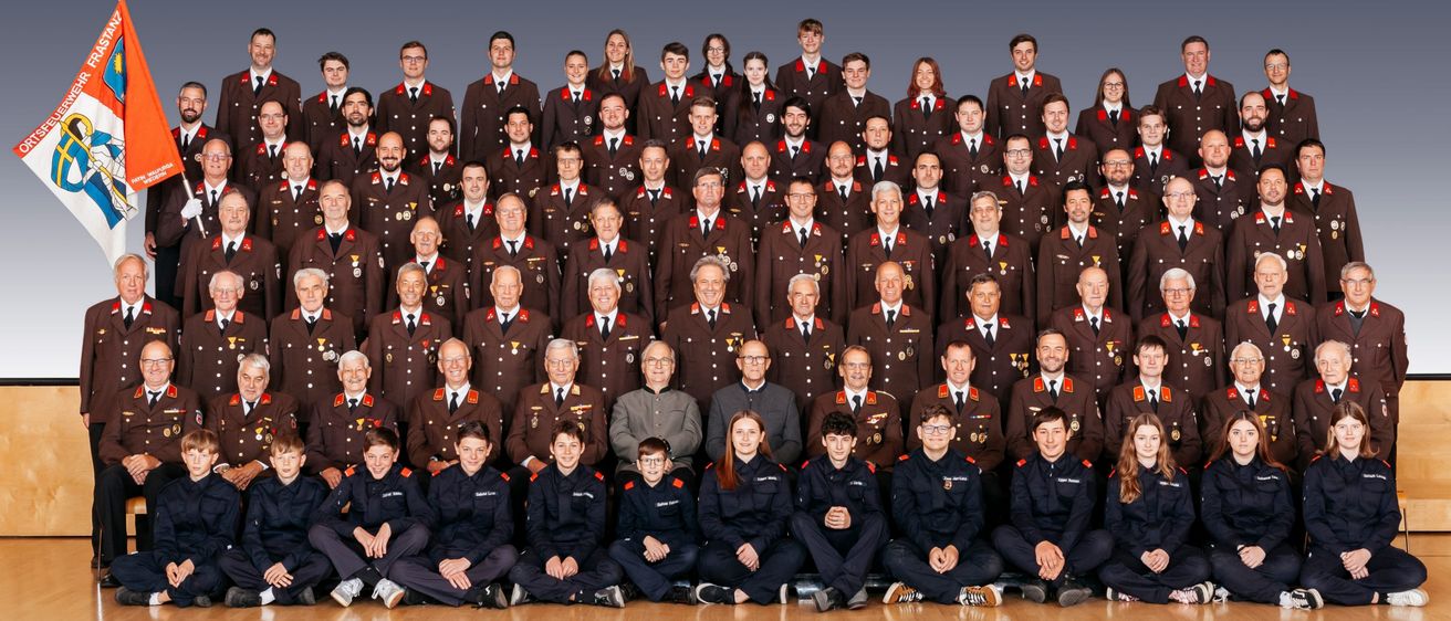 Bild enthält, People, Person, Team, Groupshot, Clothing, Formal Wear, Suit, Classroom, School, Face