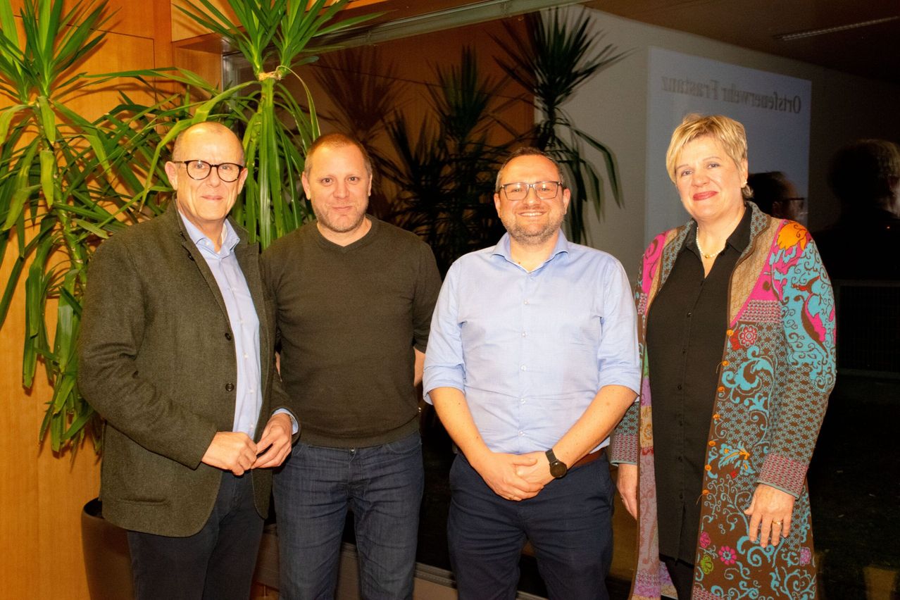 Bild enthält, Blazer, Coat, Jacket, Pants, People, Person, Long Sleeve, Blouse, Shirt, Woman