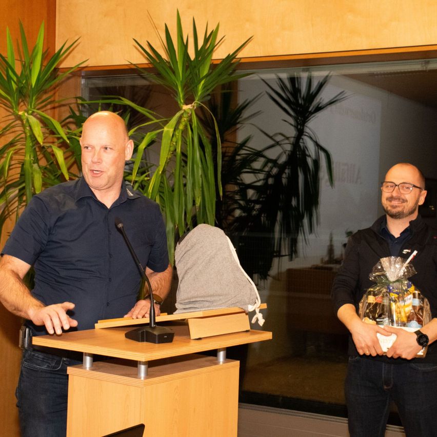 Bild enthält, Plywood, Wood, Table, Potted Plant, People, Person, Adult, Male, Man, Desk