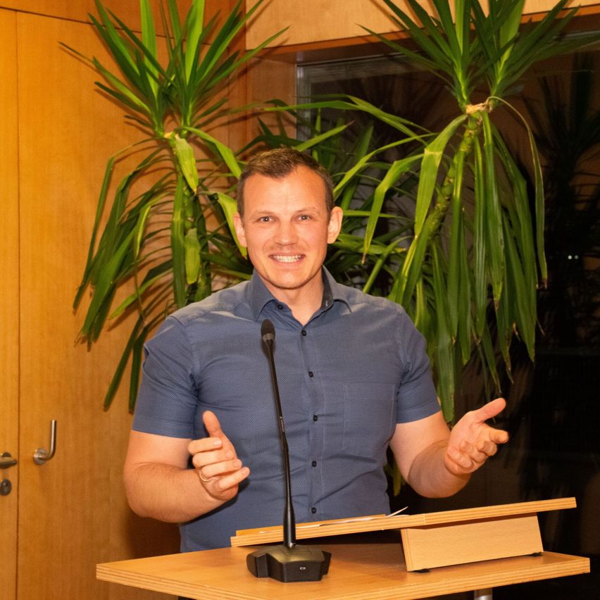 Bild enthält, Wood, Plywood, Finger, Person, Adult, Male, Man, People, Interior Design, Crowd