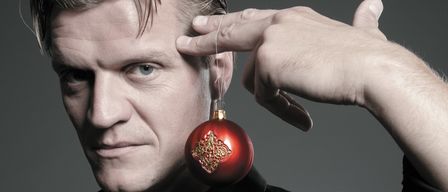 Bild enthält, Finger, Hand, Person, Accessories, Adult, Male, Man, Face, Locket, Pendant