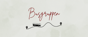 Ein Bus fährt auf einer welligen Straße, gekennzeichnet durch zwei Ortsmarkierungen, mit dem Wort Busgruppen in kursiver roter Schrift.
