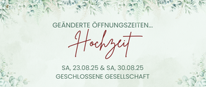 Poster mit grünem Blattdesign. Es steht: 'Geänderte Öffnungszeiten... Hochzeit. Samstag, 23. und 30. August 2025. Geschlossene Gesellschaft.'