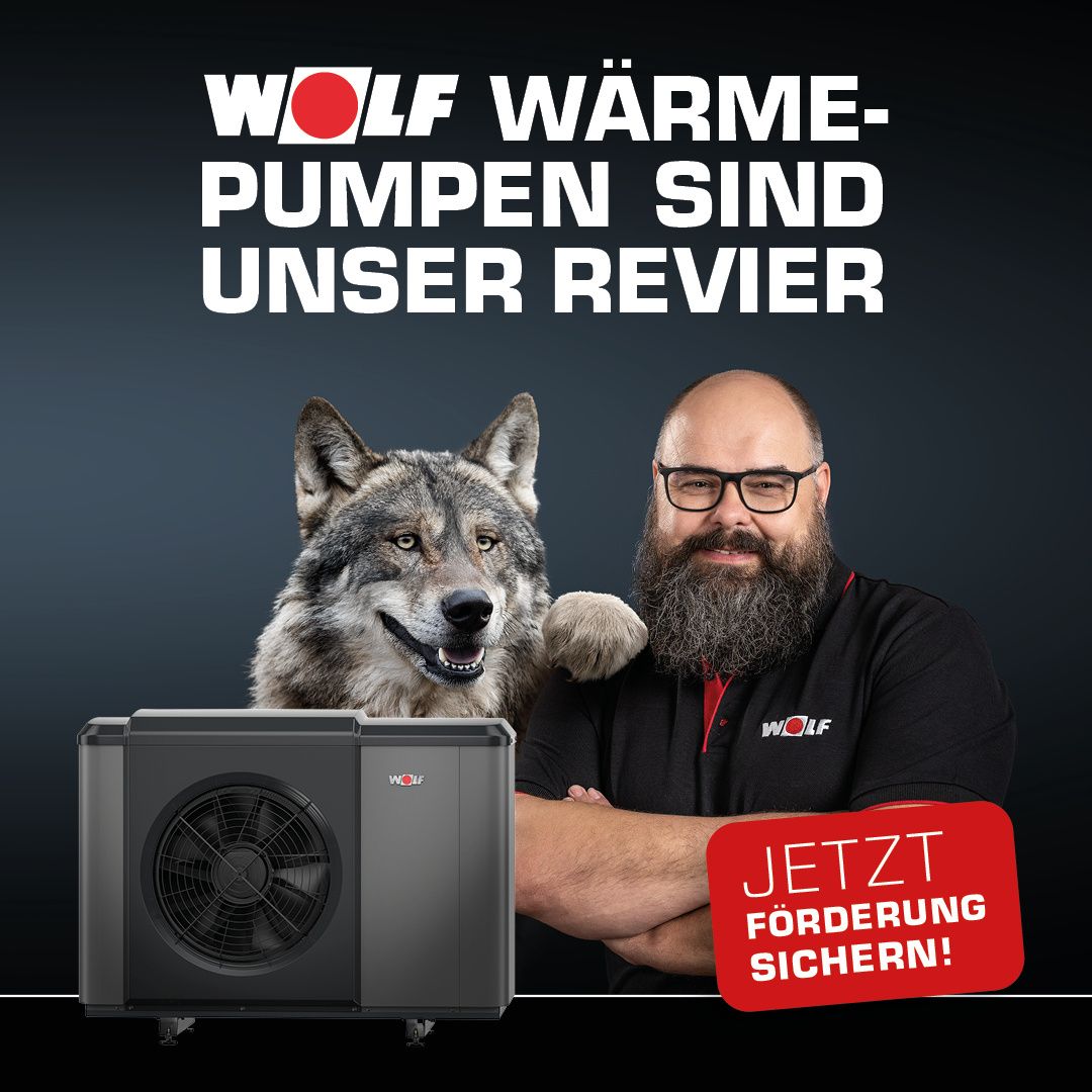 Eine Werbung für Wolf Wärme-Pumpen mit einem Mann, einem Wolf und einem roten Banner. Der Wolf sitzt neben dem Mann und das Banner steht 'Jetzt Förderung Sichern!'.