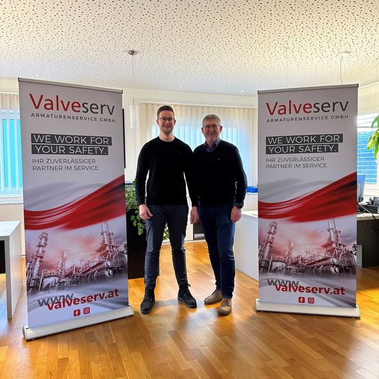 Bild enthält, Advertisement, Poster, Floor, Adult, Male, Man, Person, Glasses, Groupshot, Shoe