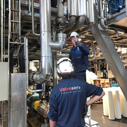 Bild enthält, Person, Worker, Factory, Glove, Adult, Male, Man, Helmet