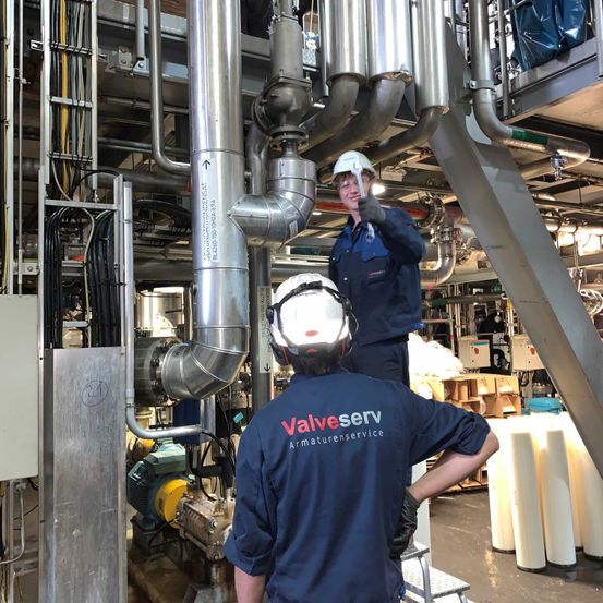 Bild enthält, Person, Worker, Factory, Glove, Adult, Male, Man, Helmet