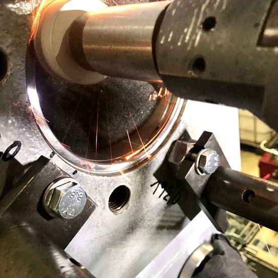 Bild enthält, Metalworking, Person, Machine, Screw, Welding