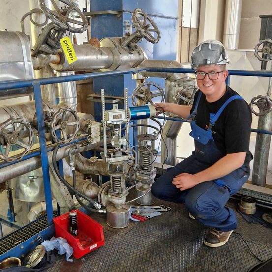 Bild enthält, Factory, Pants, Person, Worker, Manufacturing, Workshop, Adult, Male, Man, Glove