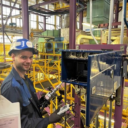 Bild enthält, Person, Worker, Factory, Adult, Male, Man, Manufacturing, Workshop, Glove