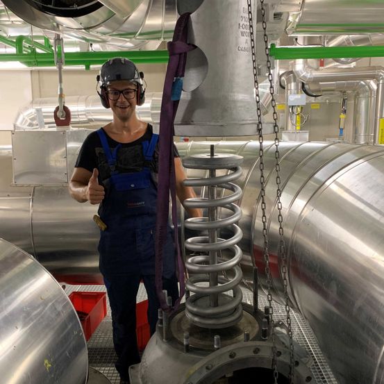 Bild enthält, Person, Worker, Building, Factory