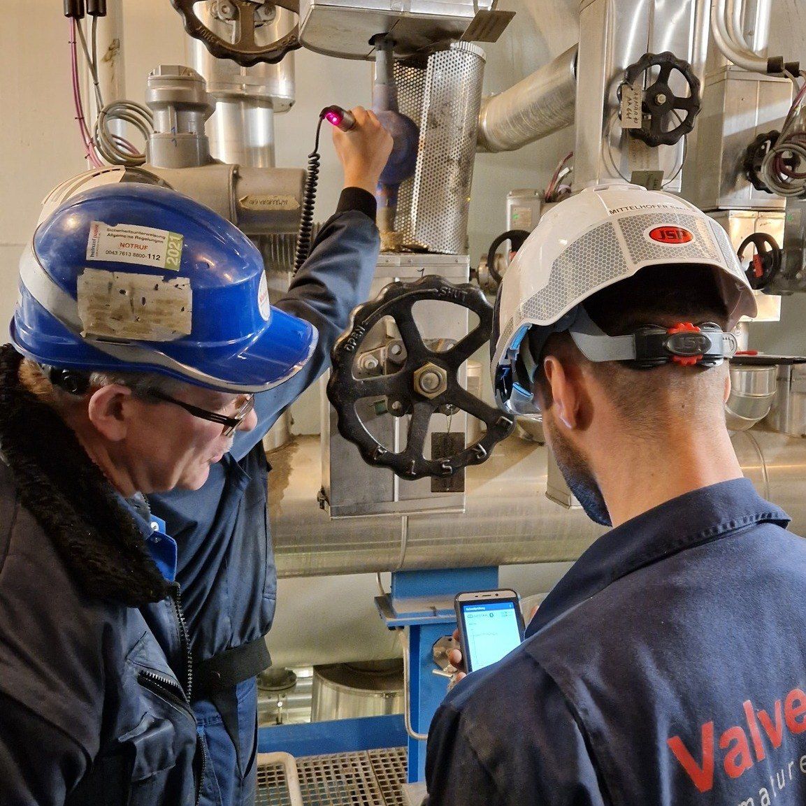 Bild enthält, Person, Worker, Mobile Phone, Helmet, Hardhat, Adult, Male, Man, Glasses, Wheel