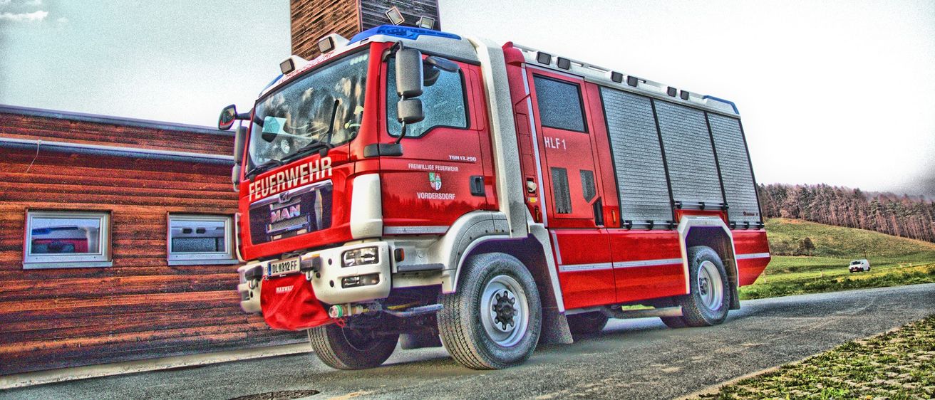 Bild enthält, Transportation, Truck, Vehicle, Machine, Wheel, Fire Truck, Car, Fire Station