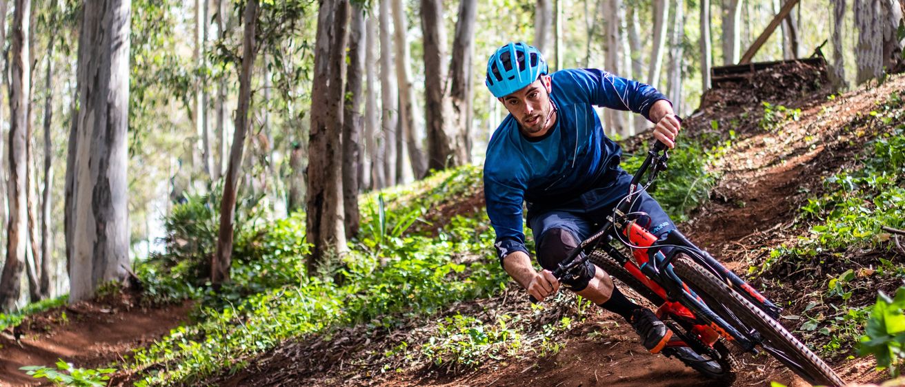 Bild enthält, Helmet, Bicycle, Vehicle, Adult, Male, Man, Person, Cycling, Shoe, Slope