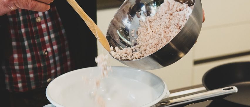 Bild enthält, Cooking Pan, Cookware, Adult, Male, Man, Person, Cooking, Food, Stirring Food