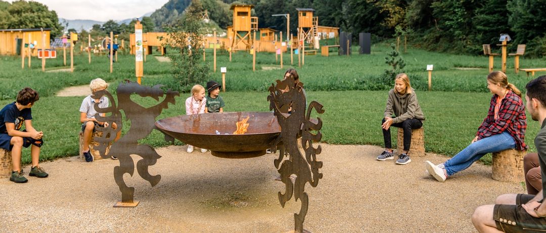 Bild enthält, Person, Female, Girl, Teen, Shoe, Play Area, Outdoors, Grass, Jeans, Park