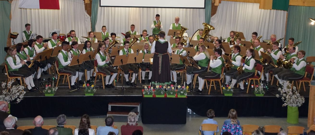 Bild enthält, People, Person, Group Performance, Music, Music Band, Musical Instrument, Musician, Performer, Indoors, Chair