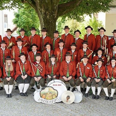 Bild enthält, People, Person, Group Performance, Music, Music Band, Musical Instrument, Musician, Performer, Groupshot, Coat