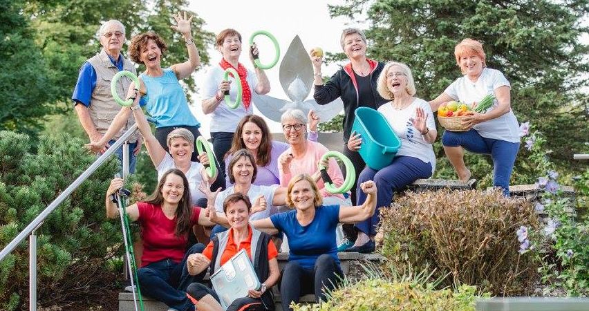 Bild enthält, Grass, Park, Vegetation, People, Person, Portrait, Tree, Adult, Female, Woman