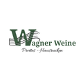 Das Wagner Weine Logo zeigt eine grüne Musiknote mit dem Text Wagner Weine und Prottes - Hausrucken in kursiver Schrift.