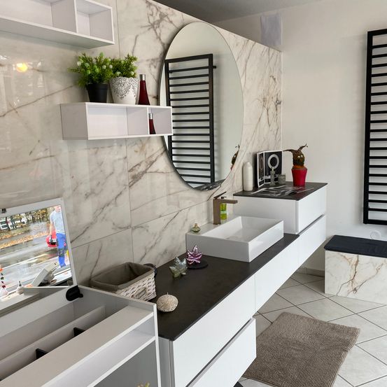 Bild enthält, Indoors, Interior Design, Sink, Sink Faucet, Home Decor, Plant, Architecture, Building, Person, Rug