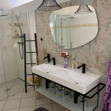 Bild enthält, Basin, Sink, Sink Faucet, Indoors, Double Sink