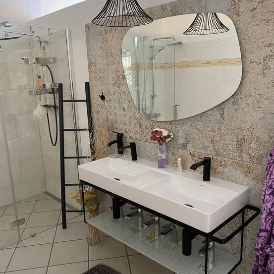 Bild enthält, Basin, Sink, Sink Faucet, Indoors, Double Sink