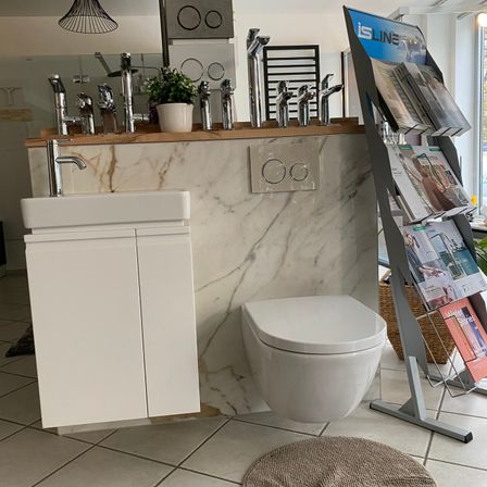 Bild enthält, Floor, Indoors, Interior Design, Home Decor, Room, Toilet, Sink, Sink Faucet, Person, Rug