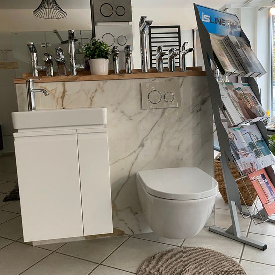 Bild enthält, Floor, Indoors, Interior Design, Home Decor, Room, Toilet, Sink, Sink Faucet, Person, Rug