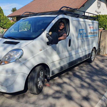 Bild enthält, Adult, Male, Man, Person, Moving Van, Transportation, Vehicle, Accessories, Glasses, License Plate