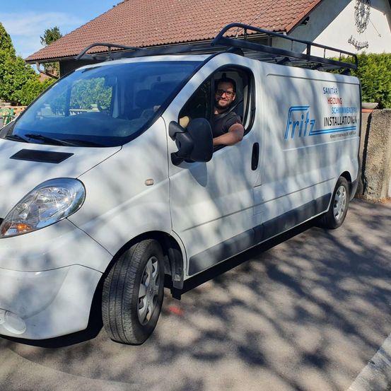 Bild enthält, Adult, Male, Man, Person, Moving Van, Transportation, Vehicle, Accessories, Glasses, License Plate