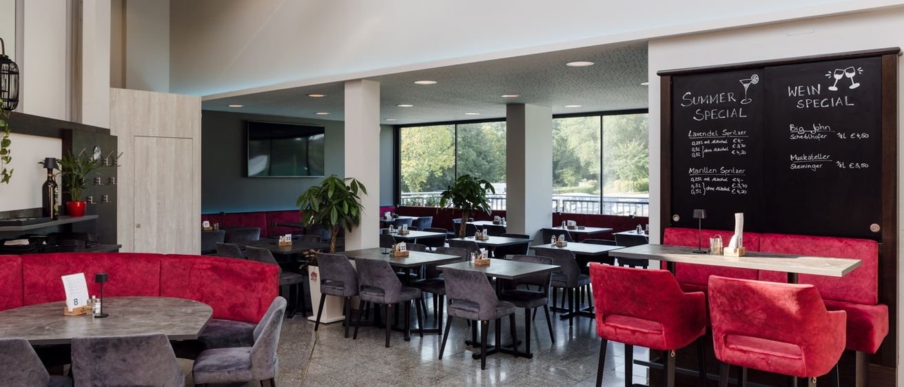 Bild enthält, Indoors, Restaurant, Cafeteria, Cafe, Chair, Furniture, Building, Dining Room, Dining Table, Table