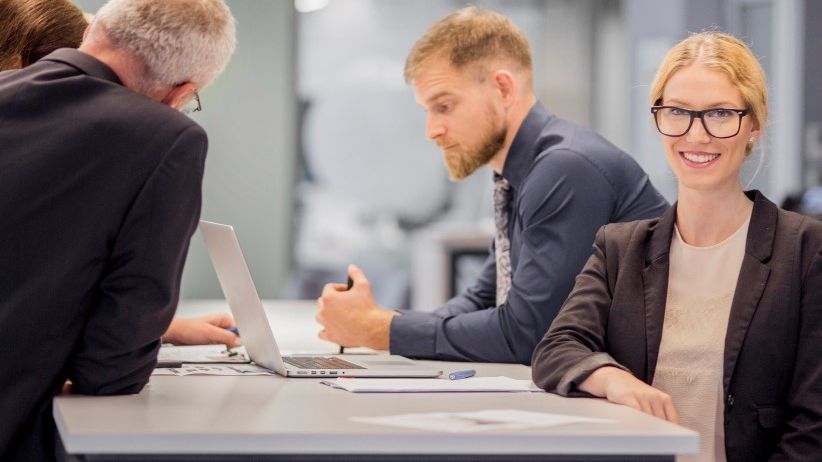 Bild enthält, Adult, Male, Man, Person, Female, Woman, Table, Glasses, Face, Conversation
