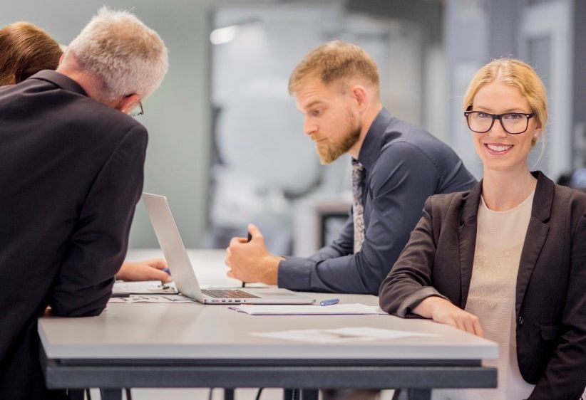 Bild enthält, Adult, Male, Man, Person, Female, Woman, Table, Glasses, Face, Conversation
