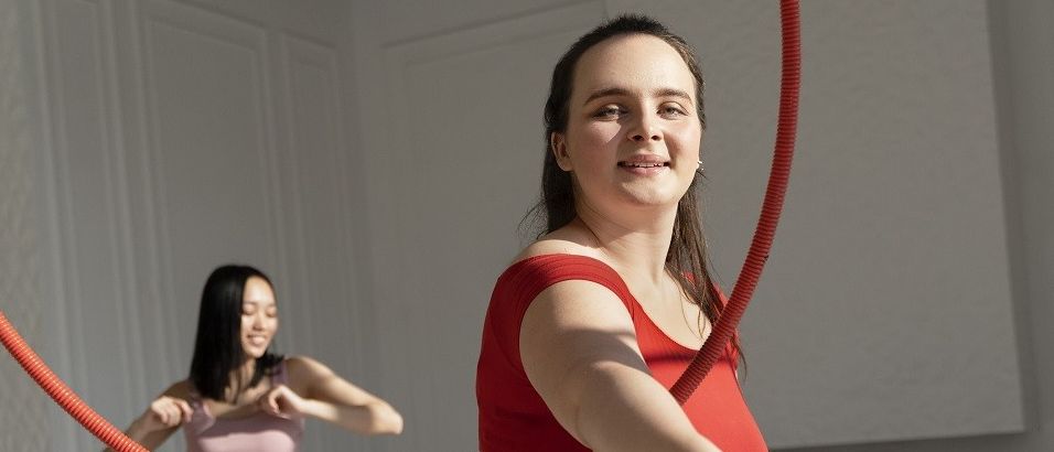 Bild enthält, Adult, Female, Person, Woman, Clothing, Pants, Shoe, Hula, Toy, Face